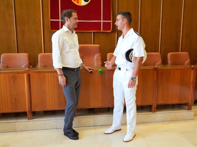 El alcalde, Ignacio Vázquez, recibe al torrejonero, Rubén García Alonso