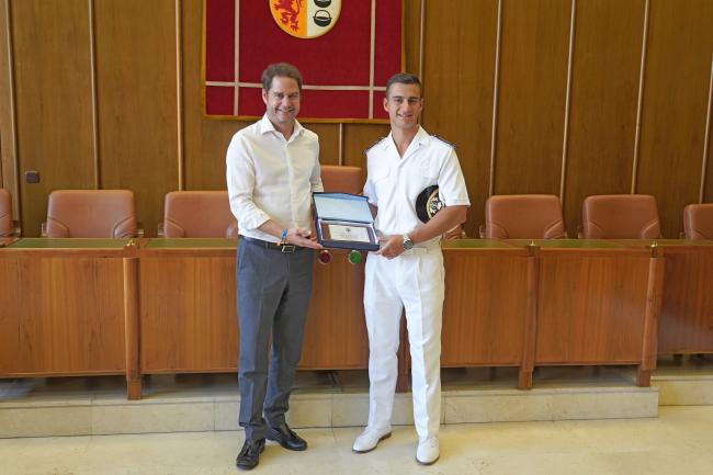 El alcalde, Ignacio Vázquez, recibe al torrejonero, Rubén García Alonso