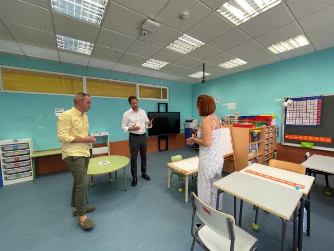Visita en el colegio La Zarzuela a una de las nuevas aulas para alumnos con necesidades educativas especiales derivadas de un trastorno generalizado del desarrollo (TGD)
