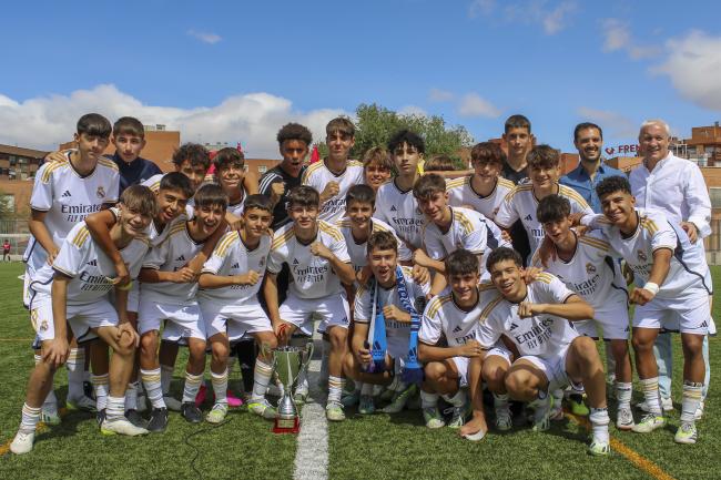 El alcalde, Alejandro Navarro, y el concejal de Deportes, José Miguel Martín con los ganadores de la categoría cadete, Real Madrid