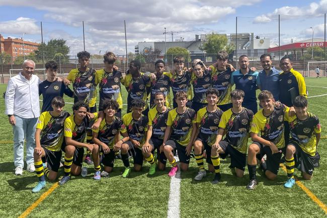 El alcalde, Alejandro Navarro, y el concejal de Deportes, José Miguel Martín con los ganadores de la categoría juvenil, Desportivo Brasil