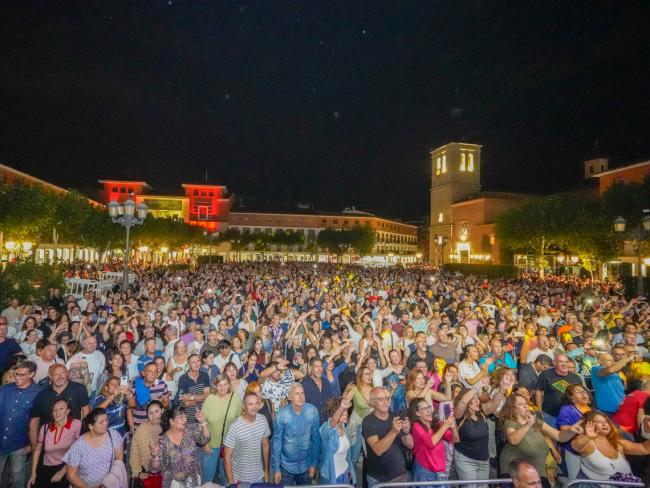 Festival Locos X los 80 - El público llenó la Plaza Mayor
