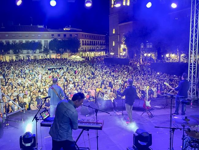 Festival Locos X los 80 - El público llenó la Plaza Mayor