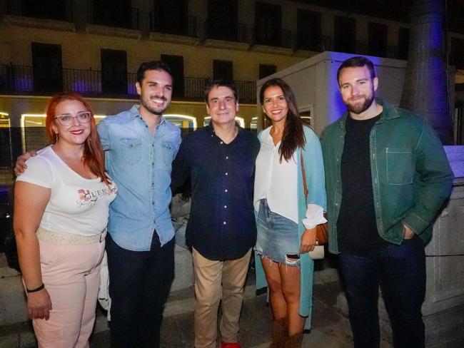 El alcalde, Alejandro Navarro, el concejal de Urbanismo, Vivienda y Juventud, Víctor Miranda, la concejala de Igualdad y Festejos, Mª Eugenia Gil, y la portavoz del Grupo Mixto, Ruth Grass con el cantante de Modestia Aparte
