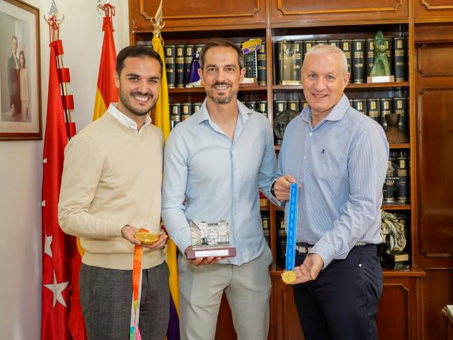 El alcalde de Torrejón de Ardoz, Alejandro Navarro Prieto,  y el concejal de Movilidad y Deportes, José Miguel Martín Criado con Kenio Gonzalo