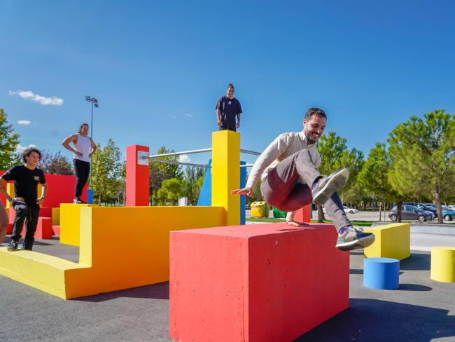 El alcalde, Alejandro Navarro, probando el nuevo circuito de Parkour