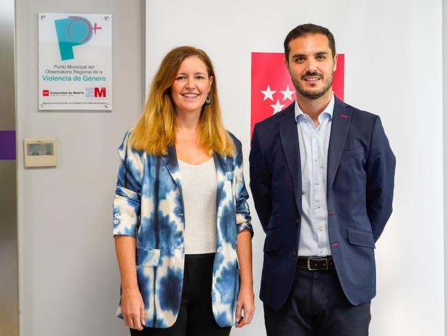 La consejera de Familia, Juventud y Asuntos Sociales, Ana Dávila-Ponce de León, y el alcalde de Torrejón, Alejandro Navarro Prieto visitan el Punto Municipal de Violencia de Género de la ciudad, donde se ofrece asistencia psicológica, social o asesoría ju