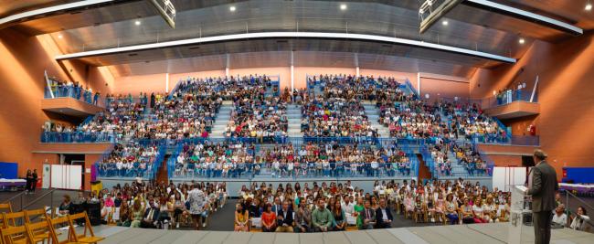 Un repleto Pabellón Municipal José Antonio Paraíso acogió ayer la gala de la entrega de premios que recibieron los 245 mejores estudiantes