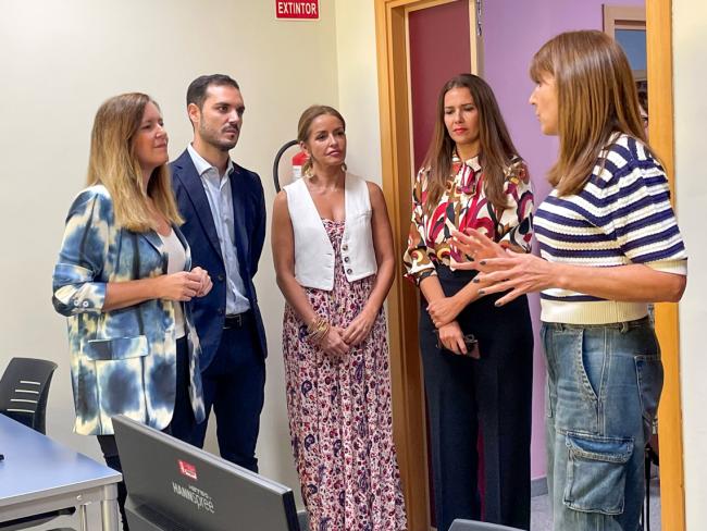 La consejera de Familia, Juventud y Asuntos Sociales, Ana Dávila-Ponce de León, y el alcalde de Torrejón, Alejandro Navarro Prieto visitan el Punto Municipal de Violencia de Género de la ciudad, donde se ofrece asistencia psicológica, social o asesoría ju