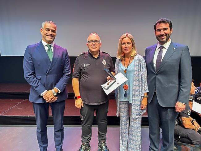  Rafael Fernández, acompañado por el concejal de Seguridad, Alberto Cantalejo, en la     recogida de la medalla