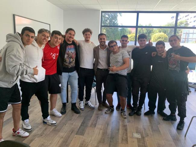 El alcalde de Torrejón con alumnos del Instituto Isaac Peral en el nuevo aula