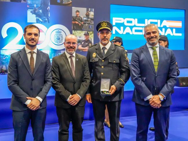 En el centro de la imagen, el comisario principal de la Policía Local de Torrejón de Ardoz, Luis Antonio Moreno, a la izquierda el delegado del Gobierno de España en Madrid, Francisco Martín Aguirre, y el alcalde de Torrejón, Alejandro Navarro Prieto. A la derecha el concejal de Seguridad, Alberto Cantalejo