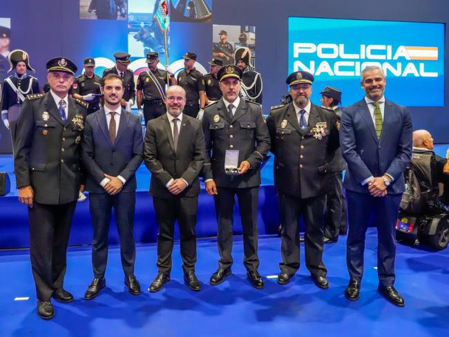 En el centro de la imagen, el comisario principal de la Policía Local de Torrejón de Ardoz, Luis Antonio Moreno, a la izquierda el delegado Gobierno de España en Madrid, Francisco Martín Aguirre, el alcalde de Torrejón, Alejandro Navarro Prieto, y el comisario de la Policía Nacional de en Torrejón de Ardoz, Juan Ignacio Parreño. A la derecha Apolinar Prado, inspector jefe del Cuerpo Nacional de Policía, y el concejal de Seguridad, Alberto Cantalejo