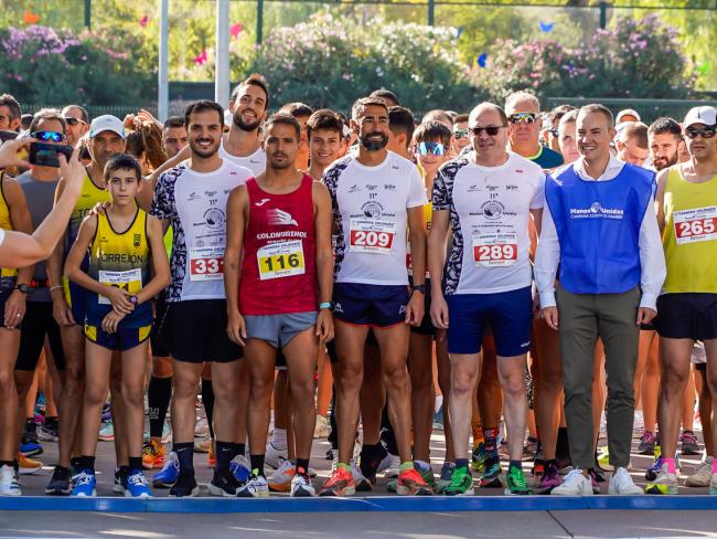 El alcalde, Alejandro Navarro Prieto, Juan José Crespo, tricampeón mundial de atletismo y uno de los fundadores de la plataforma ciudadana independiente Nos Gusta Torrejón, el padre Víctor, organizador de la carrera y Rubén Martínez, concejal de Bienestar, Educación e Inmigración