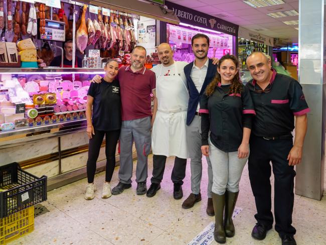 El alcalde, Alejandro Navarro Prieto, visitando la Galería de Alimentación “La Plaza”