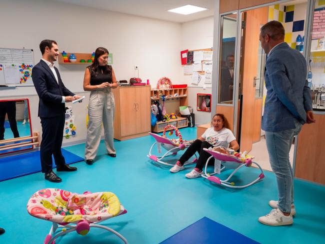 El alcalde, Alejandro Navarro Prieto, visita el colegio Gabriel y Galán 