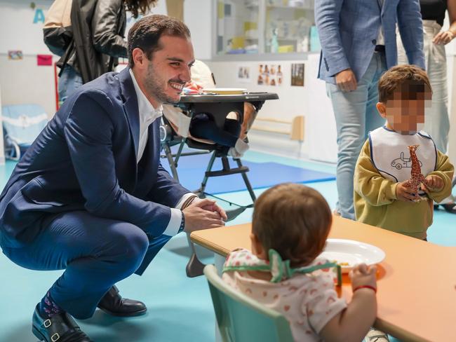 El alcalde, Alejandro Navarro Prieto, visita el colegio Gabriel y Galán 