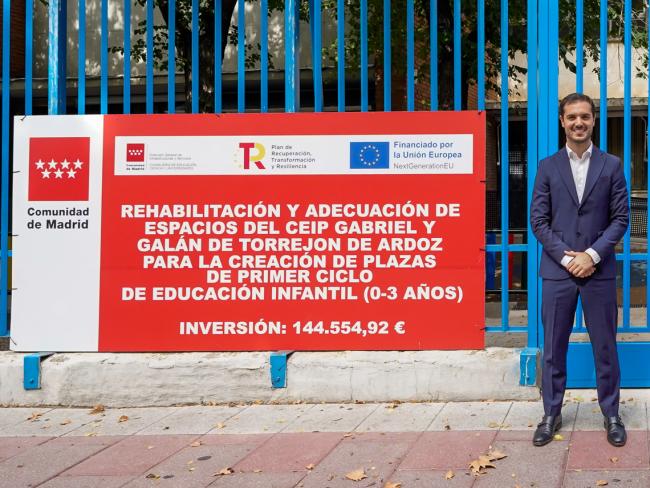 El alcalde, Alejandro Navarro Prieto, visita el colegio Gabriel y Galán 