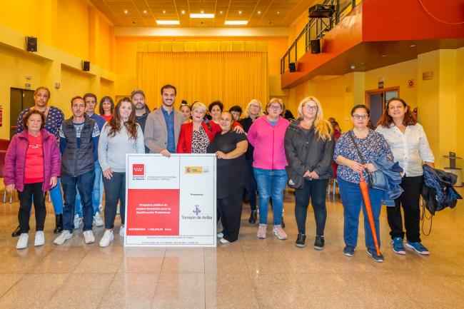 El Ayuntamiento de Torrejón de Ardoz ha contratado a 60 torrejoneros que desarrollarán tareas de mantenimiento, limpieza, administrativas y de mejoras en la ciudad