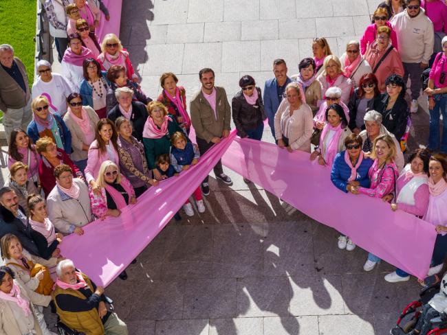 Torrejón de Ardoz se sumó a la conmemoración del Día Mundial contra el cáncer de mama con un gran lazo humano rosa