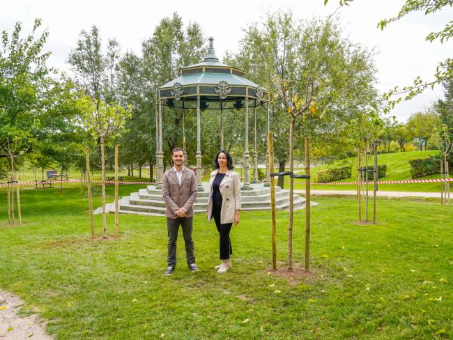 El alcalde, Alejandro Navarro Prieto y la concejala de Medio Ambiente, Esperanza Fernández, visitando la plantación de los árboles
