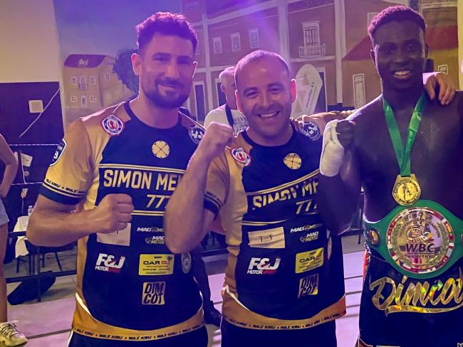 Jean Simón posando con el cinturón de campeón, junto a su equipo 