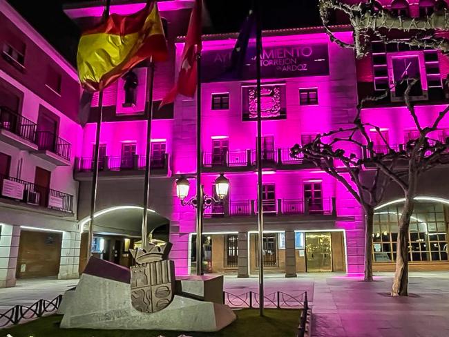 Torrejón de Ardoz se sumó a la conmemoración del Día Mundial contra el cáncer de mama con un gran lazo humano rosa