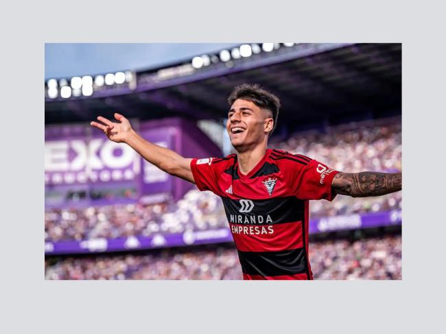 Carlos Martín, celebrando un gol con su equipo, el Mirandés