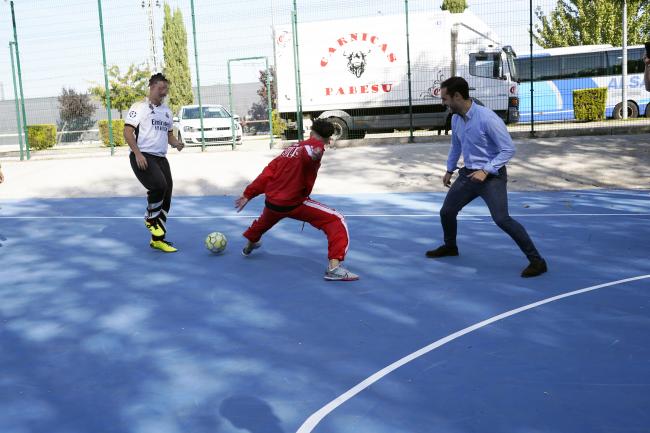 Renovada íntegramente con pintura antideslizante la pista de fútbol sala del Parque Veredillas