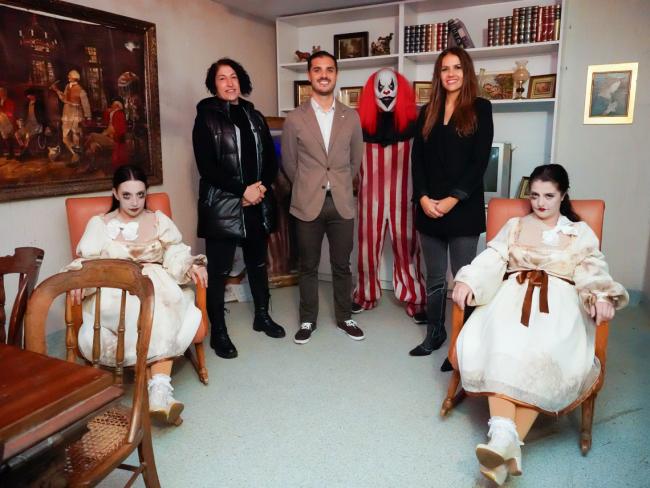 El alcalde, Alejandro Navarro Prieto, y las concejalas de Igualdad y Festejos, María Eugenia Gil, y de Turismo, Miriam Gutiérrez, visitando Halloween Horror Zone 8