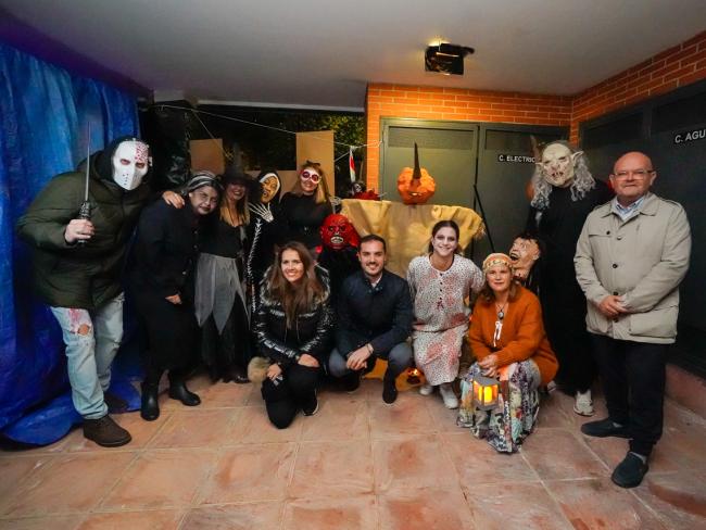 El alcalde, Alejandro Navarro, el primer teniente de alcalde, Valeriano Díaz, y la  edil de Igualdad y Festejos, María Eugenia Gil, con los vecinos de la calle Joan Miró 9 disfrazados para Halloween 