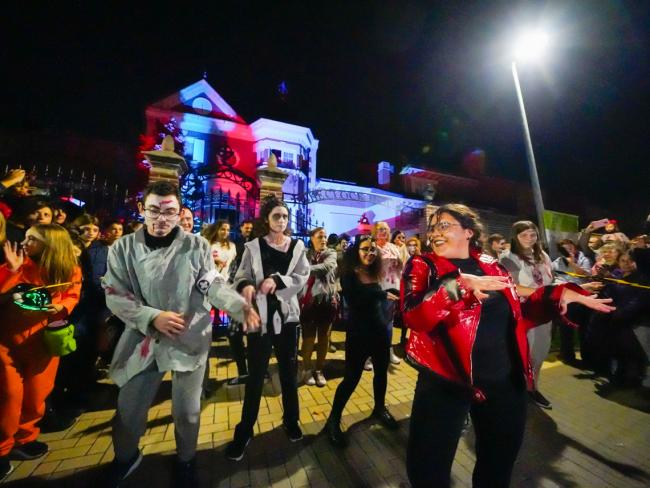 Imagen de la Casa del Reloj donde nuestros vecinos, Isabel Felipe y Raúl Vicente, decoraron ellos mismos y de forma totalmente altruista su casa con motivo de la celebración de Halloween 