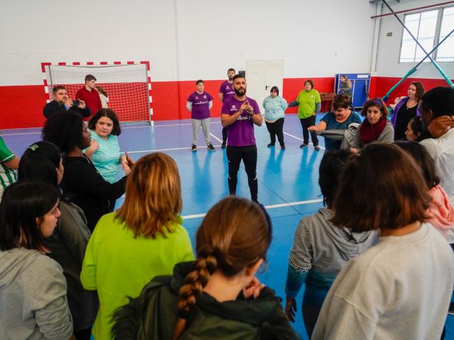 El torrejonero, Víctor García, impartiendo la Master Class en el Centro de Educación Especial Astor