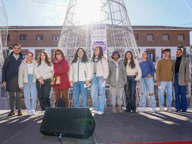 El alcalde, Alejandro Navarro Prieto, y la concejala de Igualdad y Festejos, María Eugenia Gil, con los alumnos de los institutos de la ciudad, que han participado en el acto, desmontando los falsos mitos del amor romántico