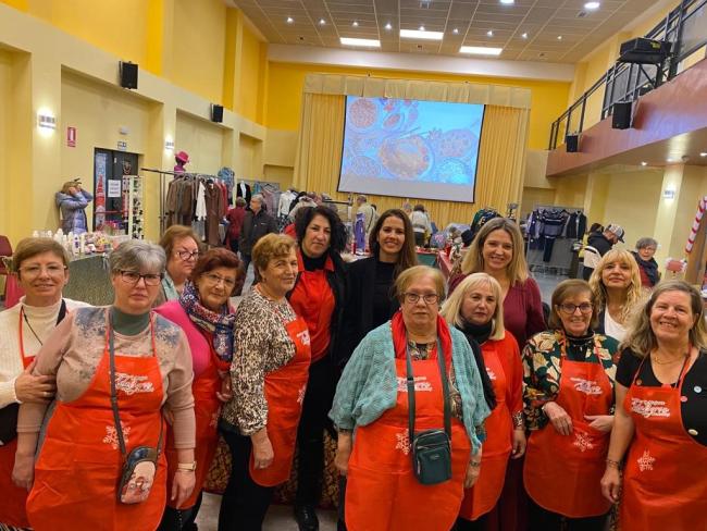 Miriam Gutiérrez, concejala de Turismo, María Eugenia Gil, concejala de Festejos e Igualdad, y Ana Verónica González, concejala de Mayores y Voluntariado, junto a Cristina Aguilar, concejala del Grupo Popular del Ayuntamiento y presidenta de la asociación y a otras integrantes de Ada Byron