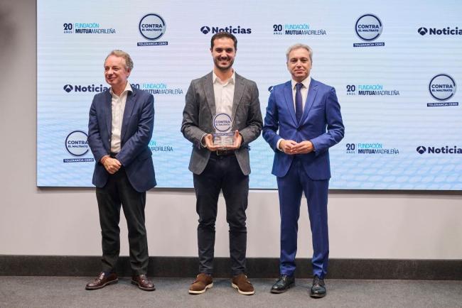 El alcalde, Alejandro Navarro Prieto, recibiendo de manos de Vicente Vallés, director y presentador de Antena 3 Noticias y el director general de la Fundación Mutua Madrileña, Lorenzo Cooklin, el galardón de Antena 3 y Fundación Mutua Madrileña por las iniciativas del Ayuntamiento de Torrejón para combatir la violencia de género