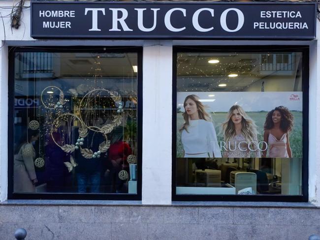 Premio al escaparate más innovador, dotado con 250 euros y trofeo de cristal a Peluquería y Estética Trucco, S.L. situado en C/ San Isidro, 10