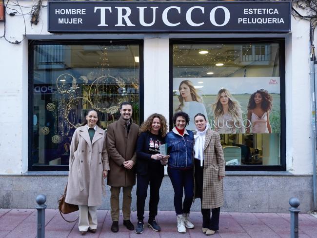 Premio al escaparate más innovador, dotado con 250 euros y trofeo de cristal a Peluquería y Estética Trucco, S.L. situado en C/ San Isidro, 10