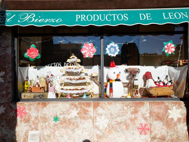 Premio al escaparate más comercial, dotado con 250 euros y trofeo de cristal al titular del comercio El Bierzo situado en C/ San Alberto 1, esq. C/ Calderas