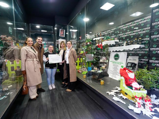 Premio especial del Jurado con una dotación de 150 euros y diploma al titular del comercio Cannabis Store Amsterdam situado en C/ Grandos, 11