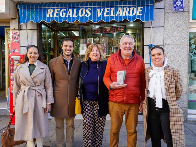 Premio a la Trayectoria Comercial con una dotación de 200 euros y trofeo de cristal al titular del comercio Regalos Velarde situado en C/ Enmedio, 19