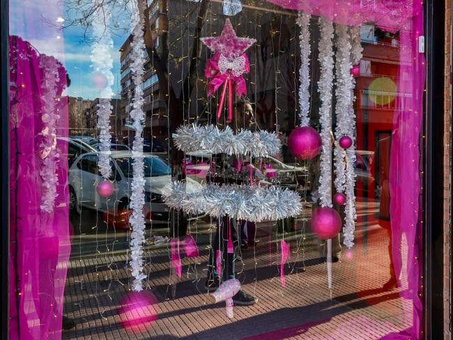 Premio al mejor ambiente navideño y dotado con 350 euros y trofeo de cristal al titular del comercio Sebastián Peluqueros situado en C/ Budapest, 4 local 15