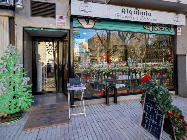 Premio al escaparate más comercial dotado con 250 euros y trofeo de cristal al titular del comercio Alquimia situado en Plaza de Europa, 3 local