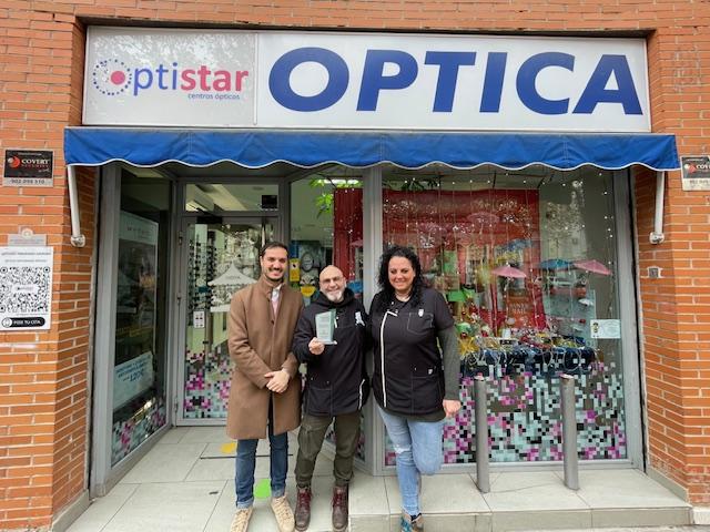 Premio al escaparate más innovador dotado con 250 euros y trofeo de cristal a Optistar S.L. situado en C/ Júpiter, 7 local 4