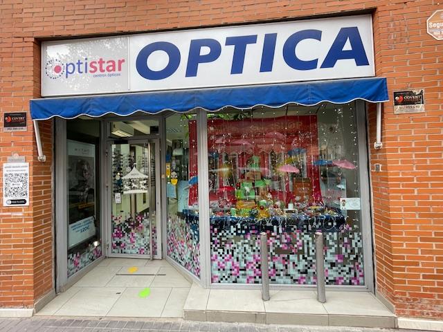 Premio al escaparate más innovador dotado con 250 euros y trofeo de cristal a Optistar S.L. situado en C/ Júpiter, 7 local 4