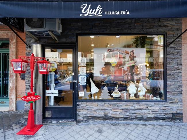 Premio especial del Jurado con una dotación de 150 euros y diploma al titular del comercio Yuli Peluquería  situado en C/ Palermo, 3