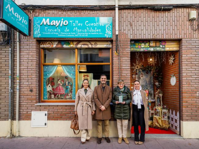 Segundo premio dotado con 300 euros y trofeo de cristal al titular del comercio Mayjo situado en C/ Soledad, 26 