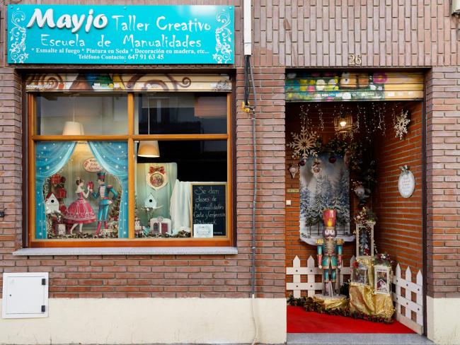 Segundo premio dotado con 300 euros y trofeo de cristal al titular del comercio Mayjo situado en C/ Soledad, 26 