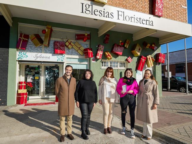 El alcalde, Alejandro Navarro Prieto, acompañado por la secretaria de UNICEM, Carolina Santana, entregaron el primer premio a “Floristería Iglesias” del III Concurso de Decoración de fachada de establecimiento comercial