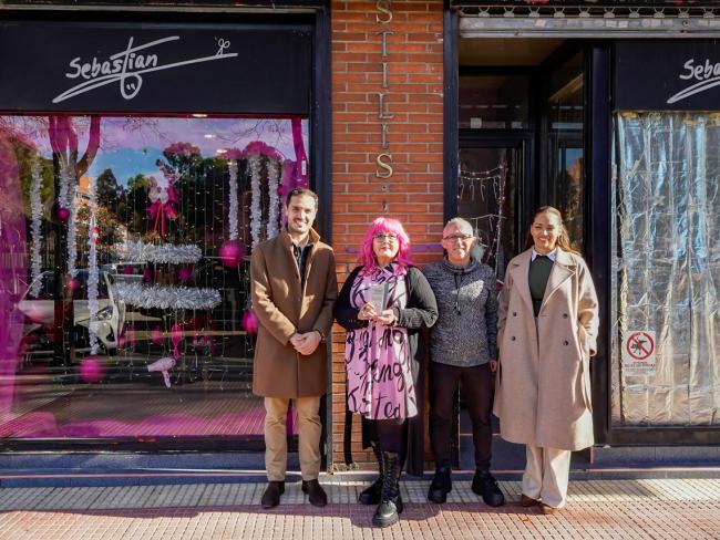 El alcalde, Alejandro Navarro Prieto, acompañado por la secretaria de UNICEM, Carolina Santana, entregaron el mejor ambiente navideño para “Sebastián Peluqueros” del XVI Concurso de Escaparates Navideños Barrios